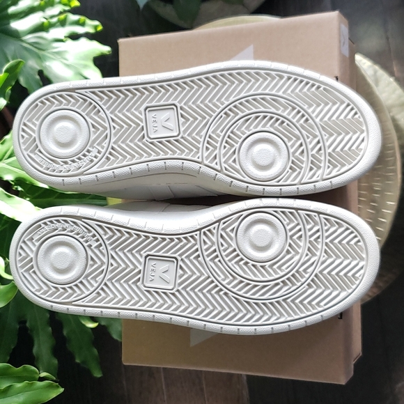 Veja V-10 Leather Sneakers - Picture 12 of 16